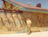 Hans Graeder vor dem Wandbild am Del Webb House in Phoenix, Arizona (USA), ca. 1961.